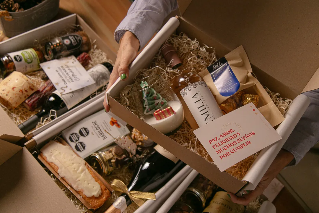 Cajas navideñas de MONDOBOX abiertas, con tarjeta personalizada