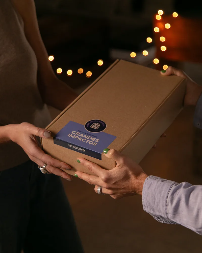 Entrega de un regalo de fin de año de MONDOBOX