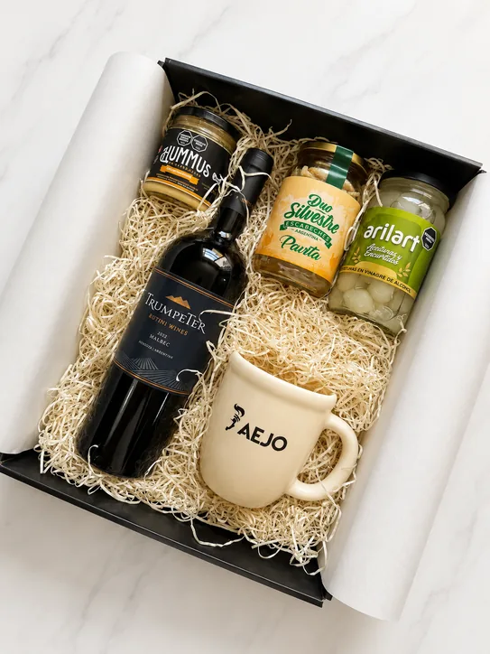 Box con vino, conservas y taza de Aejo