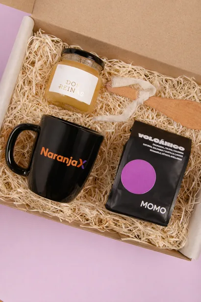Box con taza y café para Naranja X